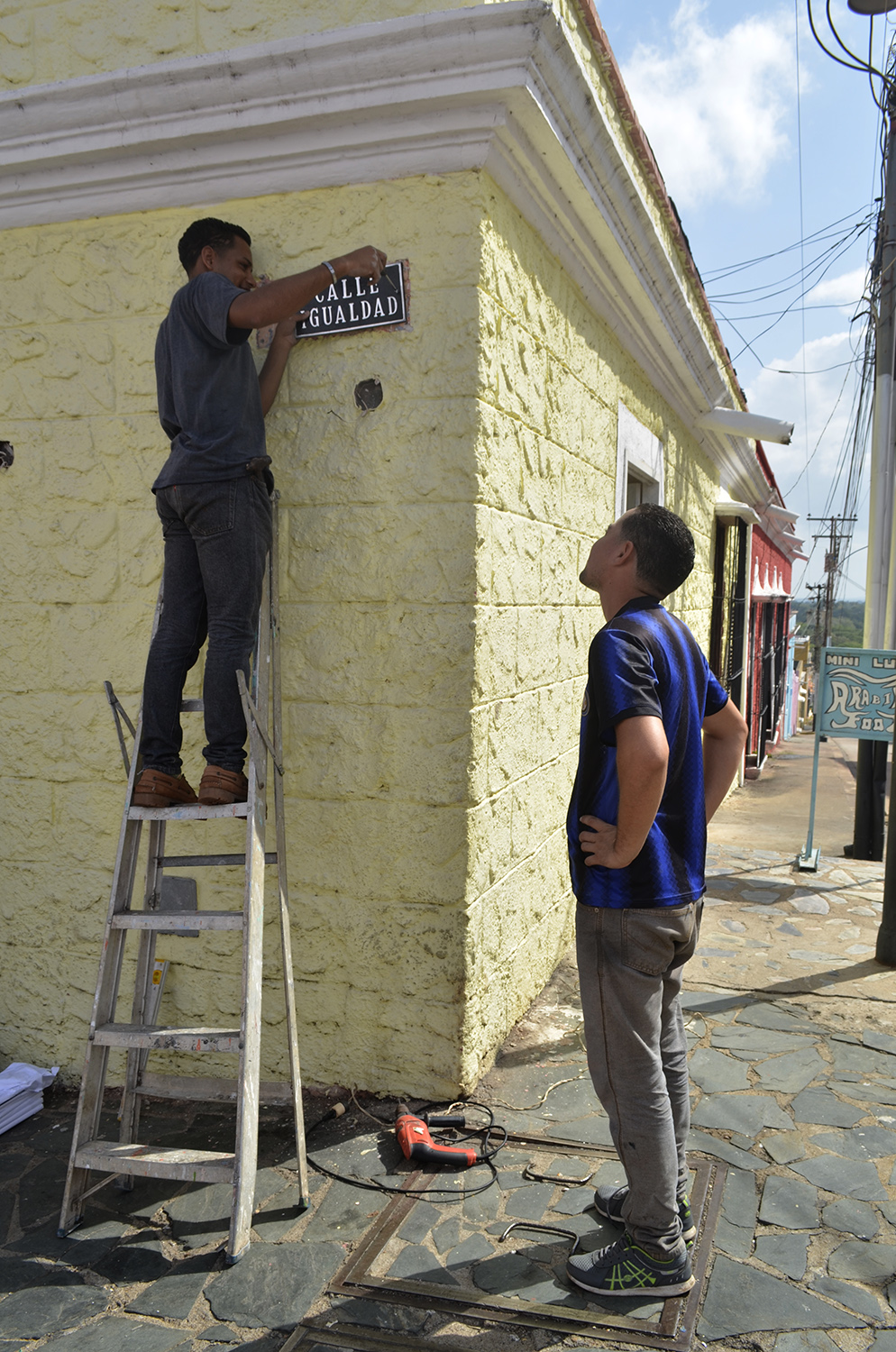 La mañana de este miércoles se dio inicio a  las labores de identificación de las 25 calles e intersecciones que componen el casco central de la capital del estado Bolívar